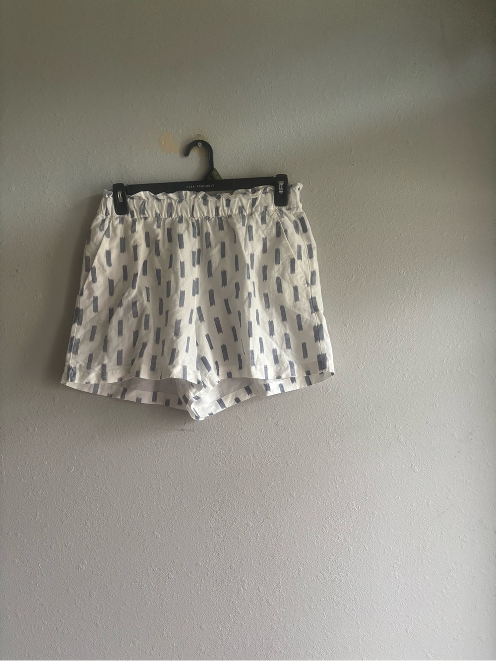 LoftWhite and gray Women’s Elastic-Waist Shorts